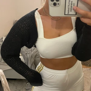 Stickad kofta - Stickad kofta i storlek M. Endast använd en gång så i princip nyskick. Köparen står för frakt