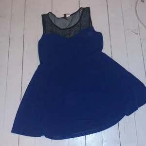 Klänning - Blå kort klänning, svart tyg där uppe, lite mer genomskinligt. Storlek M. 