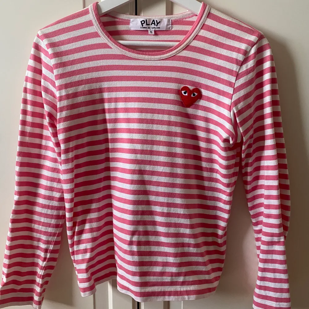 Säljer min rosa randiga tröja från commes des garçons då den inte kommer till användning längre💕 . Tröjor & Koftor.