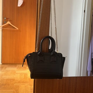 Zara väska - Säljer denna väska från zara, som ny.