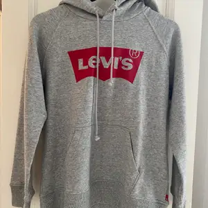 En grå Levis hoodie i stl XS, helt oanvänd och köpt på Levis 