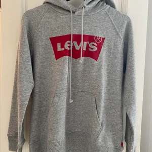 Levis hoodie - En grå Levis hoodie i stl XS, helt oanvänd och köpt på Levis 