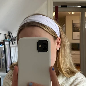 Hårband - Säljer två hårband, vitt o blått! De båda har resor där bak o sitter perfekt tycker jag!! Går att välja hur brett man vill ha det om man viker in eller ut kanten! Inga defekter💕