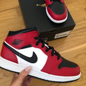Air Jordan Mids  - säljer dessa fina mids som är sparsamt använda och i nyskick. Postas dubbelboxat i orginal låda med spårbar frakt. Inköpta från GOAT och verifierade där.    1300+frakt💕
