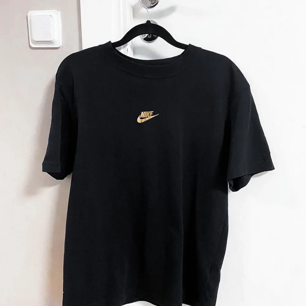Se baksida! ☺️ super fin Nike tröja i nyskick. Använt 1 gång. Strl XS men känns som XS/S. Nypris 349kr.  Säljes: 100kr + 57kr spårbart. T-shirts.