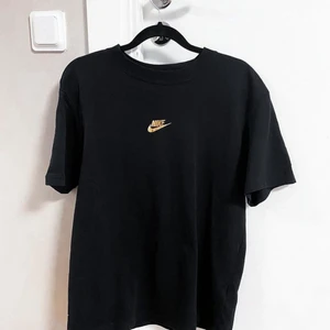 Nike XS nyskick  - Se baksida! ☺️ super fin Nike tröja i nyskick. Använt 1 gång. Strl XS men känns som XS/S. Nypris 349kr.  Säljes: 100kr + 57kr spårbart