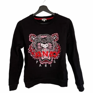 Kenzo Sweatshirt Strl. M - Kenzo sweatshirt i storlek M. Tröjan är i nyskick och endast använd ett fåtal gånger.
