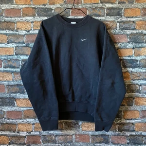 Vintage Nike Sweater - En skitsnygg svart vintage tröja från märket Nike. I jättefint skick, alla lappar kvar, inga hål eller slitage. Storlek XS men passar som M, enbart liten i hemmen som passar som XS. Säljer då jag är i stort behov av pengar till ett par sommardäck!! För fler bilder eller mått kontakta mig ⚡️