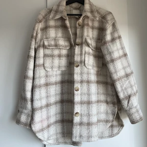 Jacka H&M - Populär jacka från H&M som jag nu säljer pga inte använder den längre. Den är väldigt sparsamt använd och i bra skick! 🤍