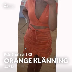 Klänning från Shein strl XS - Orange klänning från Shein, strl XS. Säljs då den är lite kort för min smak, annars helt perfekt. Skicket är som nytt då jag endast provat den enstaka gånger. Meddela mig för intresse eller frågor!💓 (‼️leverans kan variera, betalnings sker via Swish‼️)