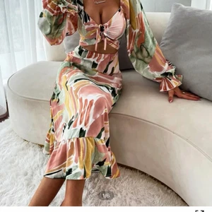 Sommarklänning storlek M - Super fin sommarklänning som tyvärr blev förstår för mig i midjan. Den är aldrig använd. Köpte för 219kr säljer för 100kr