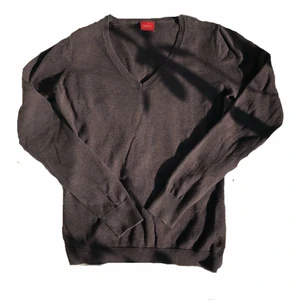 Stickad tröja  - Brun stickad tröja från märket Esprit. Ganska tunn för att vara stickad och i bra skick. Ställ gärna frågor om du har några :) 