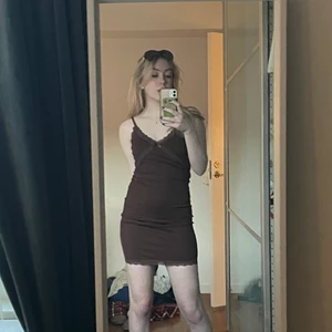 Brun klänning - Brun klänning från h&m, aldrig använd men väldigt fin