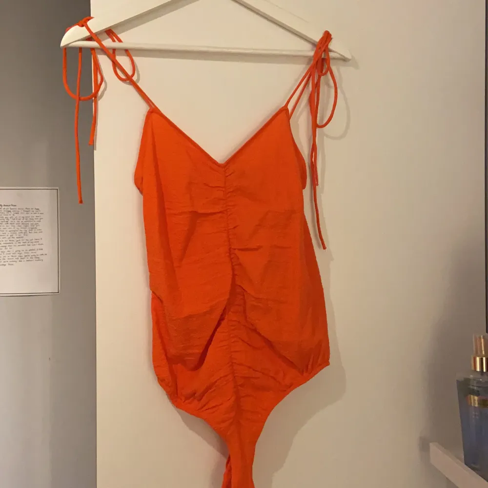 Säljer min fina orangea body från Zara då den aldrig kommit till användning. Prislapp kvar!! Köpte den för 300 och säljer för 150 + frakt i och med att den är helt ny. Hör av dig vid lilla minsta eller om du vill ha fler bilder🥰 . Toppar.