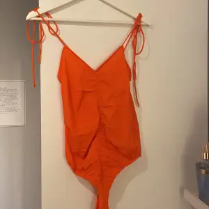 Säljer min fina orangea body från Zara då den aldrig kommit till användning. Prislapp kvar!! Köpte den för 300 och säljer för 150 + frakt i och med att den är helt ny. Hör av dig vid lilla minsta eller om du vill ha fler bilder🥰 