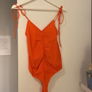 Body - Säljer min fina orangea body från Zara då den aldrig kommit till användning. Prislapp kvar!! Köpte den för 300 och säljer för 150 + frakt i och med att den är helt ny. Hör av dig vid lilla minsta eller om du vill ha fler bilder🥰 