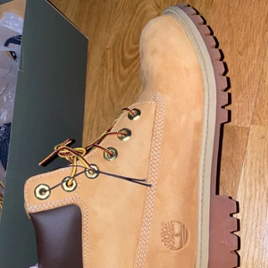 Timberlands !! -  säljer mina Timberland skor.  Dom är storlek 39 Jag säljer dom för att jag nästan aldrig använt dom, användt dom 1 eller 2 gånger. Nyskick !!