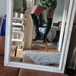 Höga boots - Låga i klacken men höga i skaftet. Använda endast någon enstaka gång. Storlek 37 men passar fot som är 38. 