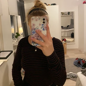 Randig långtröja från zara - Trendig randig tröja från zara, i storlek s, väldigt stretchig!  Ordinarie pris 199