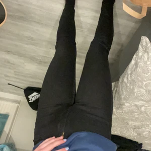 Lee jeans  - Svarta Lee jeans i bra kvalitet. Storlek small. Stretchiga. 