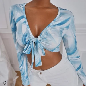 Färgglad topp  - Helt oanvänd blå croptop i storlek S🦋 kan skicka fler bilder på förfrågan 