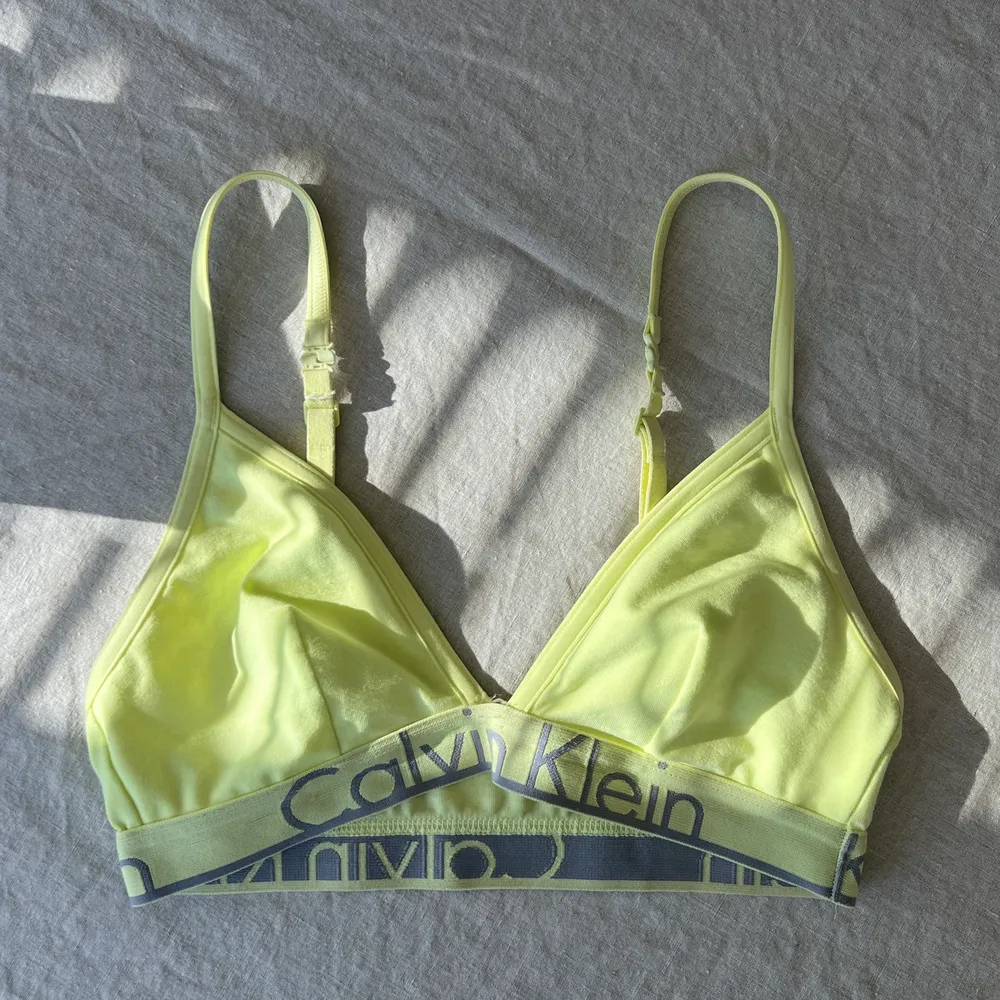 En ljus neon gul Calvin Klein topp, säljs pga liten storlek, st; S/XS eller A-B cupa. Den är helt oanvänd, har bara testat den 1 gång.. Övrigt.