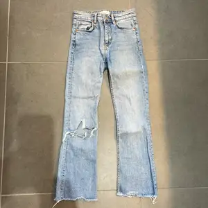 Jeans från Zara med vida ben. Storlek 34, obetydligt använda, i nyskick.