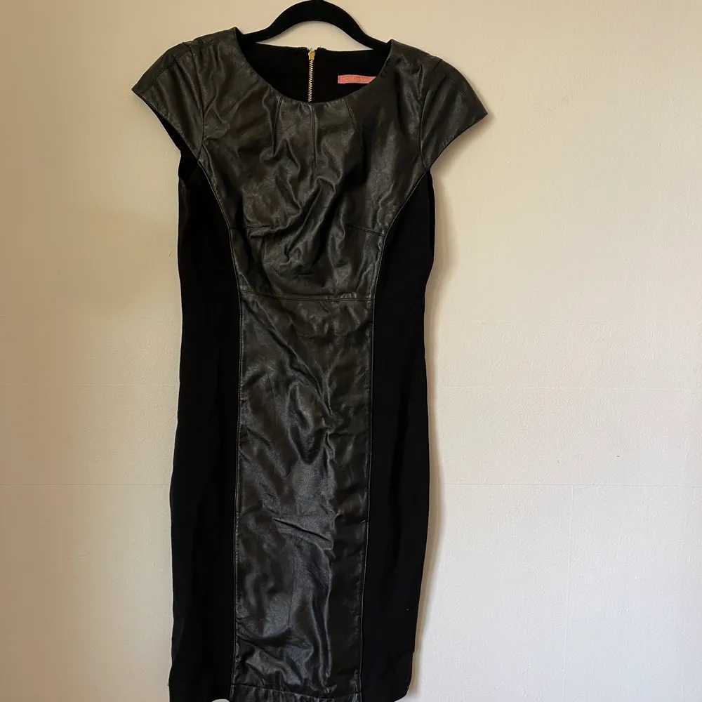 En svart snygg klänning från en kollektion med Pernilla Wahlgren! Vet tyvärr inte hur längesen det var denna såldes i butik då den bara hängt hemma. Klänningar.