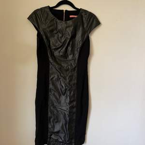 En svart snygg klänning från en kollektion med Pernilla Wahlgren! Vet tyvärr inte hur längesen det var denna såldes i butik då den bara hängt hemma