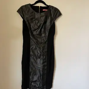 En svart snygg klänning från en kollektion med Pernilla Wahlgren! Vet tyvärr inte hur längesen det var denna såldes i butik då den bara hängt hemma