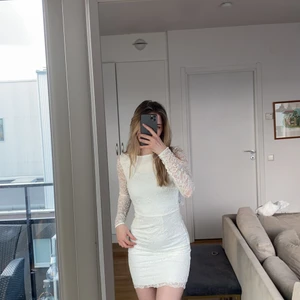 Vit tight spetsklänning - Öppen superfin rygg använd 1 gång