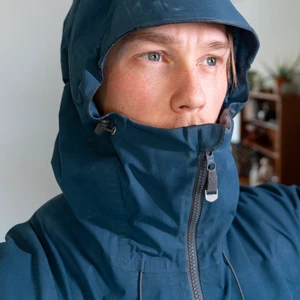 Fjällräven Bergtagen Eco-Shell (S) - Säljer lite ångerfullt min nästintill oanvända Fjällräven Bergtagen Eco-Shell. Jag slänger även med medköpta rengöringsprodukter för längre livstid av det vattenavvisande materialet.  Det är en väldigt fin jacka. Utrustad och välgjord. Ni som vet vet!  Ni kan läsa mer om jackan här: https://www.fjallraven.com/se/sv-se/herr/jackor/skaljackor/bergtagen-eco-shell-jacket-m