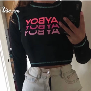 Playboy top - Köpt tidigare här på plick men kommer aldrig till användning. Bra skick och snygg! Köparen står för frakt ❤️ OBS lånade bilder!