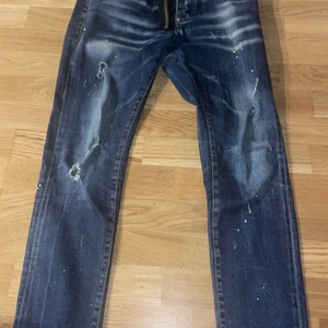 Dsqured2  - Ett par dsqured2 zipper jeans som jag har haft några månader nu dom säljs pga av att dom är för små för mig/storlek 44/italienska storlekar. Lite slitna på undersidan men inget som märks jättemycket 