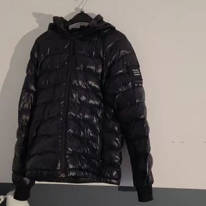 Peak Performance jacka - Jackan är mörkblå nästan svart. Den har några små hål som är lagade och knappt syns annars är den i ganska bra skick men ja lägger jackan därför till ett bra pris. Den är i storlek 170 men passar mig ganska bra som är 178. Skriv för fler bilder. Pris kan även diskuteras.