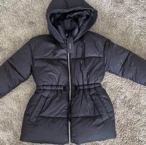 Jacka  - Aldrig andvändt pris lappen kvar, en svart lite längre jacka går och justera i midjan, Köpt för 649kr säljer för 249kr