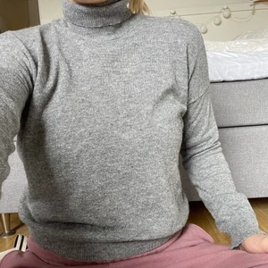 Forever 21 Turtleneck tröja  - Säljer en superhärlig Turtleneck-tröja i strl M från Forever 21. Kommer inte till användning längre. Lite pösig, alltså sitter inte tight. Inte så lång vilket gör att den lägger sig fint. Fint skick 🥰
