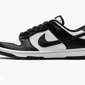 Nike Dunk Low - Säljer mina dojjor som inte kommer till användning längre. Använda men i bra skick.