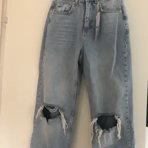 Helt nya jeans från Gina tricot stl 34 highwaist ljusblå. Nypris 599 kr. 