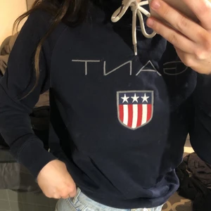 Marinblå hoodie, Gant stl xs - Marinblå hoodie från Gant, nypris 1000 kr. Använd flitigt men inga fläckar eller hål. Köparen står för frakten!