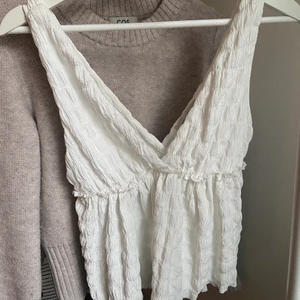 Vit top  - Supersöt top ifrån Pull&bear🤍 Endast använd nån gång och därför nyskick!!