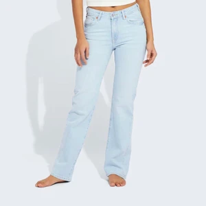 Low straight jeans bikbok - Jättefina jeans från bikbok som jag köpte för cirka en månad sedan men de var förstora så har därav knappt användt dom. ❤️ köptes för 599kr 