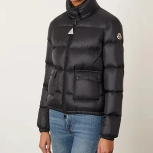 Moncler jacka - INTRESSANTKOLL på denna jätte fina jacka i modellen lannic! Jackan är i väldigt fint skick.💗 jackan är i storlek 3 men väldigt liten i storleken så passar mig som har xa/S i vanliga fall. Köp direkt för 6500kr🧡kan mötas upp!
