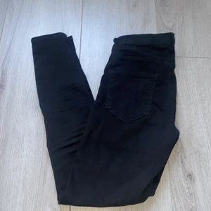 Ginatricot Molly jeans i storlek M - Plagget är i bra skick pga att jag inte använt de så mycket, passformen är bra enligt mig