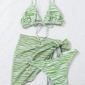 Shein bikini - Säljer denna bikini som jag fick hem från Shein alldeles nyss! Stl XS, underdelen va lite liten och överdelen var lite stor, lite annorlunda passform men hoppas att de kan komma till användning för någon annan! Kostade 130kr på deras hemsida men säljer för 80kr💚 Pris går att diskutera vid snabb affär, frakt ingår ej