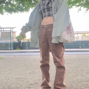 bruna lågmidjade jeans - bruna lågmidjade jeans straight leg. har sytt in de själv (se sista bild) men inget som känns eller syns på utsidan direkt. 100kr + 66kr frakt