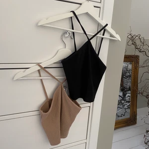 Zara toppar  - Säljer dessa två Zara toppar för 150kr + frakt 💘💘 svart: M beige: S