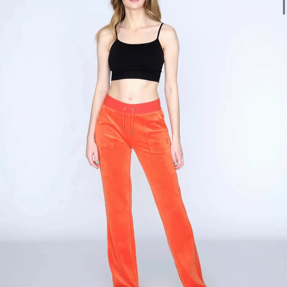 Säljer dessa orangea Juciy couture byxor i storlek xs, slut i xs på deras hemsida. Säljer för att byxorna är lite för långa för mig, nya och använda en gång❣️ köpare står för frakten!!. Jeans & Byxor.
