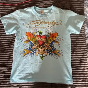 Ed hardy tröja - Trendig Tshirt från edhardy i fint skick, strl M men passar bra på mig som normalt är S. skriv för mer info eller bilder. 💓