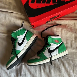 Jordan 1 Lucky Green - Jordan 1 High OG i färgen Lucky green, sparsamt och knappt använda. Köpta på pardonmykicks i göteborg för 2899.❤️ frakten ingår vid bra pris!